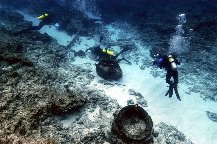 Three divers explore underwater ruins. By NOAA/Schwemmer - https://www.papahanaumokuakea.gov/maritime/pearl.html, Public Domain, https://commons.wikimedia.org/w/index.php?curid=69860440
