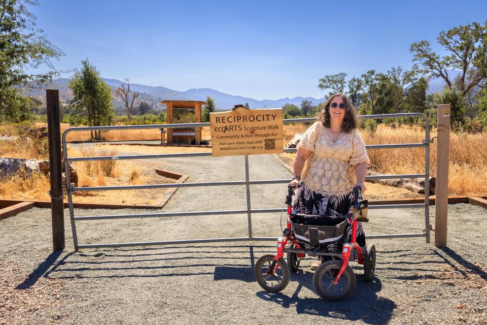 Kumler in front of a gate