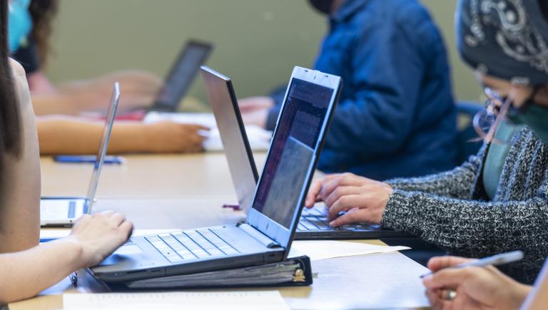 Students in an SI using laptops