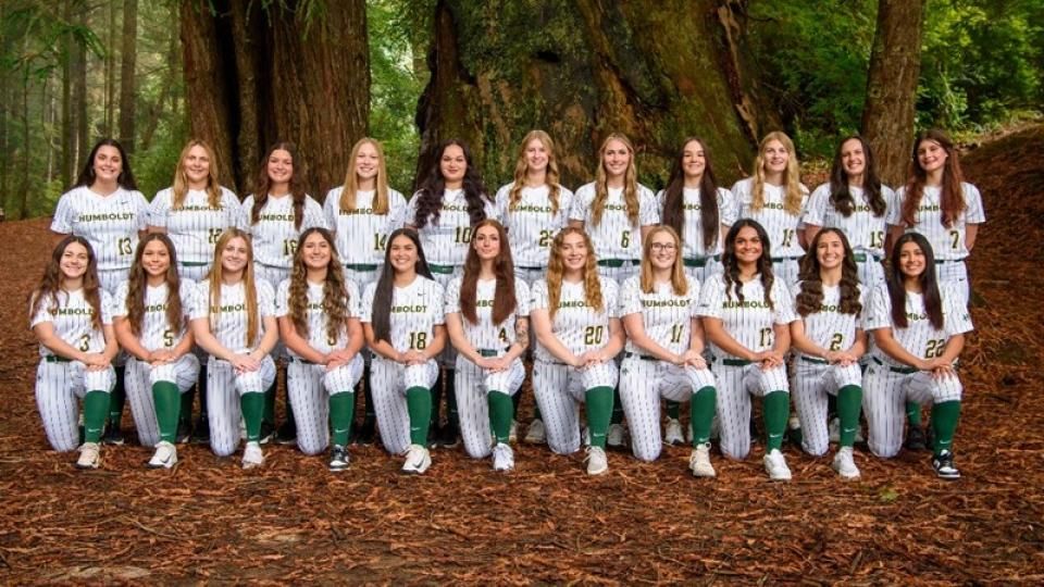 Team photo of the Humboldt women's Softball team in their uniforms.