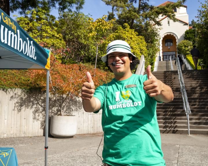 tour guide giving a thumbs up