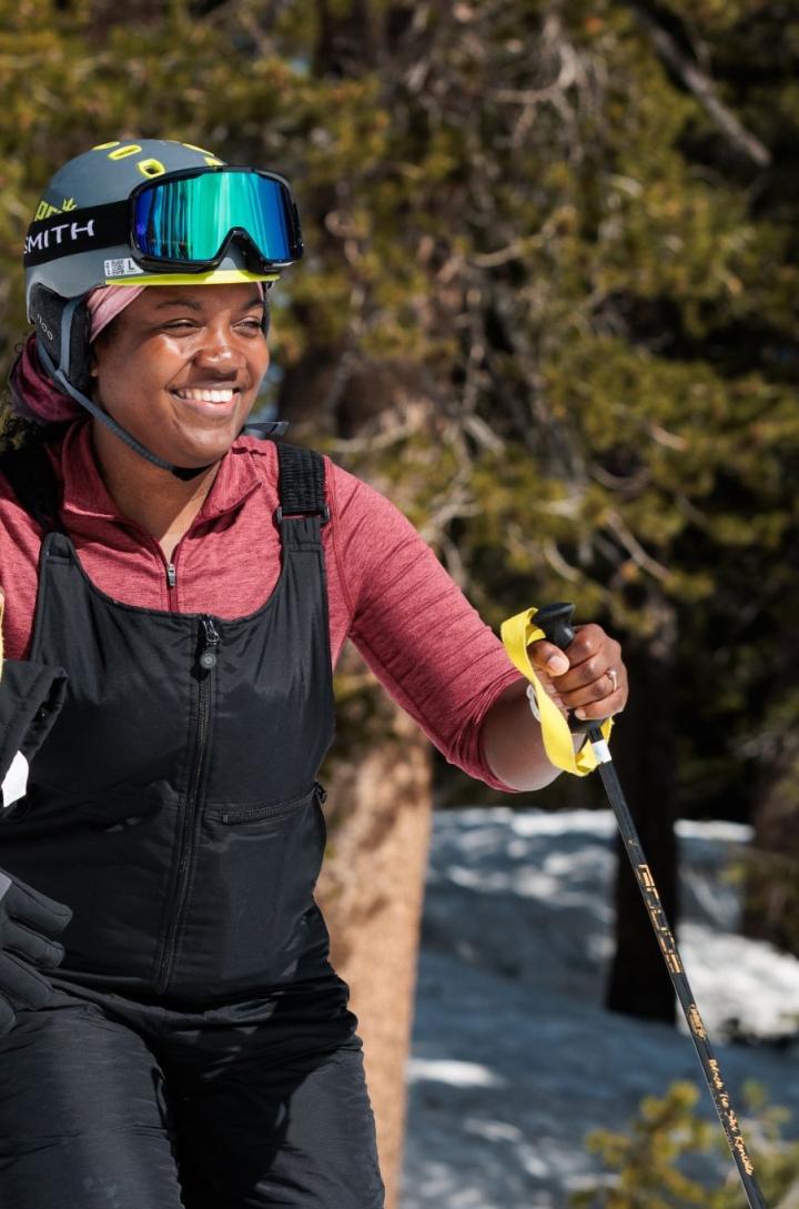 Women skiing